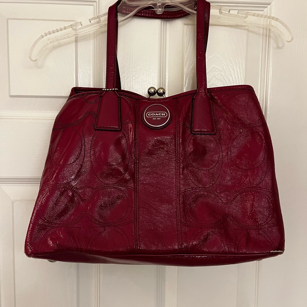 Coach Signature C kiss lock patent leather purse in raspberry